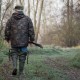 un-chasseur-marche-avec-son-fusil-le-9-decembre-2016-a-vouvray_5860797
